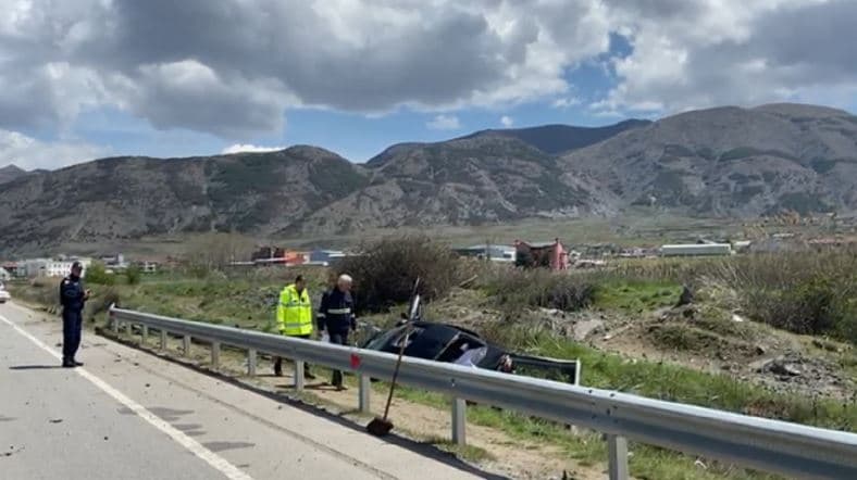 Makina del nga rruga në Korçë, plagosen shoferja dhe dy të mitur
