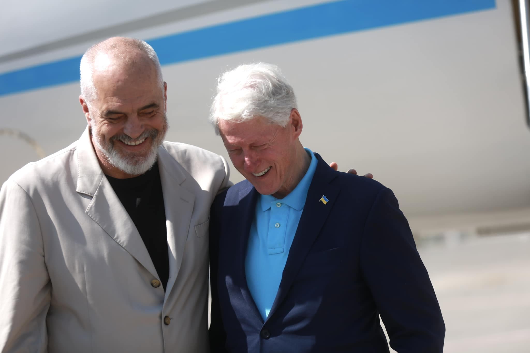 Ish-presidenti amerikan Bill Clinton mbërrin në Tiranë
