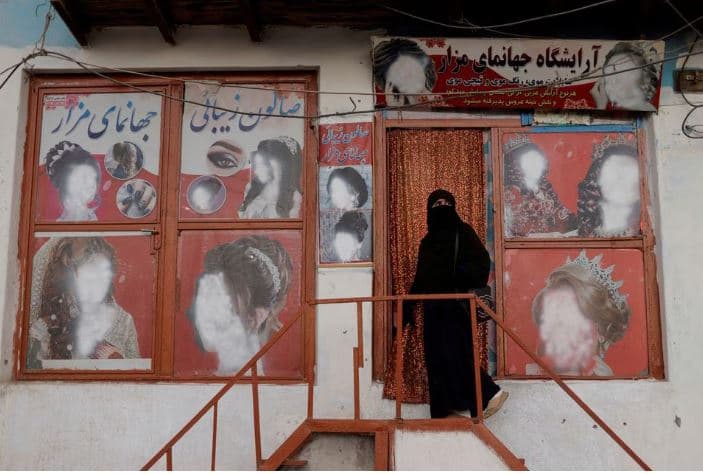 Talebanët urdhërojnë mbylljen e salloneve të bukurisë në Afganistan