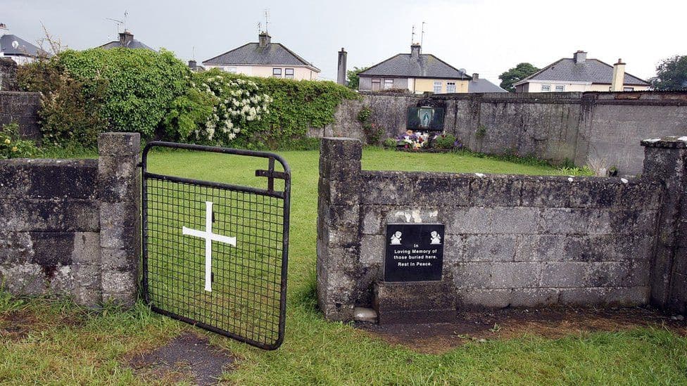 'Dhoma e tmerreve' në Irlandë, eshtrat e qindra foshnjave do zhvarrosen nga varri masiv