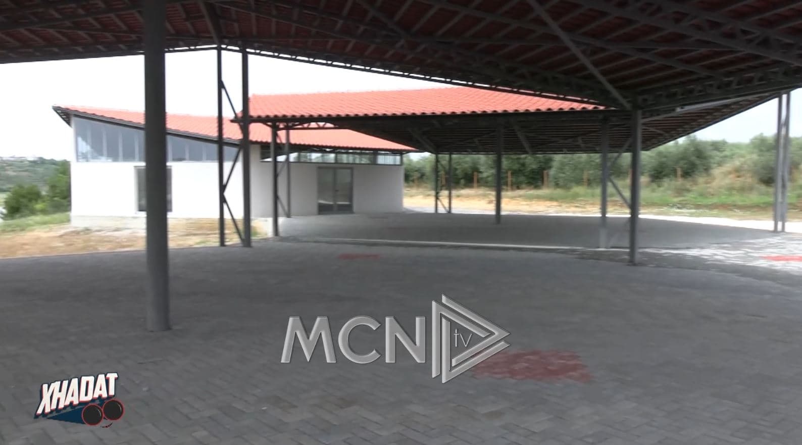 Belsh/ Tregu i ri mbyllur, tregtarët në rrugë (VIDEO)
