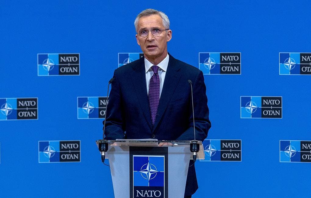 Stoltenberg do të qëndrojë në krye të NATO-s dhe një vit