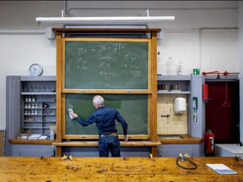 Holanda ndalon celularët në klasa