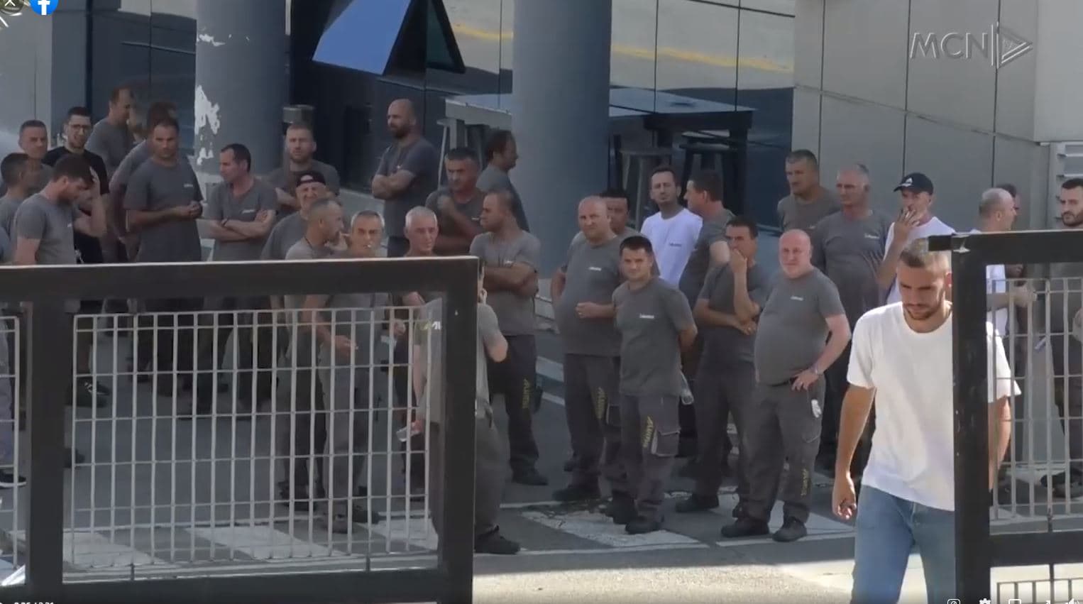  Protestë për rritje page/ Punonjësit e kompanisë Alumil bojkotojnë punën (VIDEO)