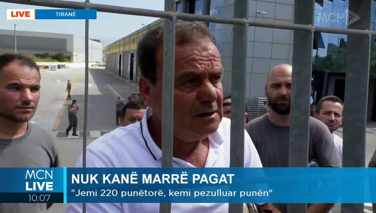 Punëtorët e “ALUMIL” protestë për pagat: Të rriten minimumi 10%, nuk pranojnë kontratë kolektive (VIDEO)