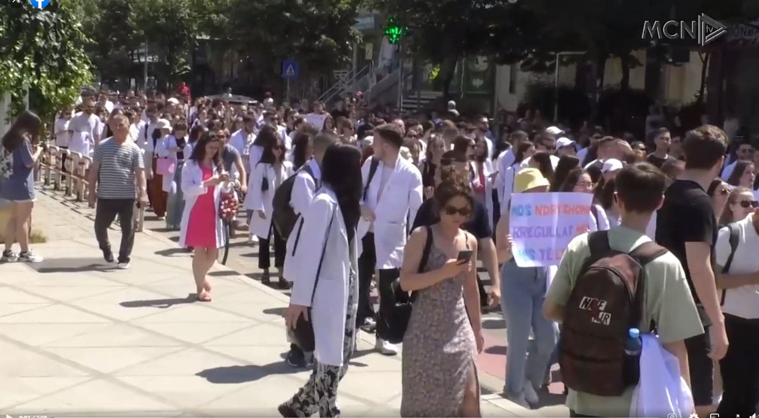 Studentët paralajmërojnë bojkot/ Kundër vendimit për të qëndruar 5 vite në Shqipëri (VIDEO)