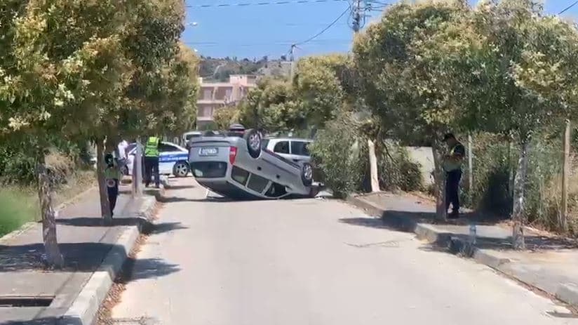 Makina përplaset me pemën dhe përmbyset në Vlorë, plagoset shoferi