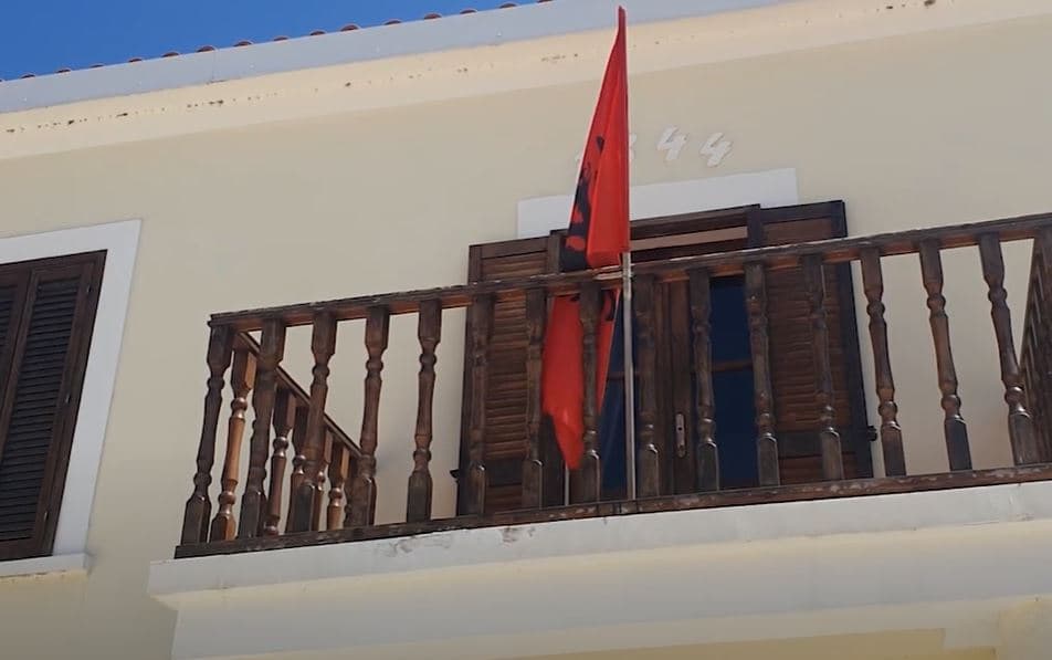Vlora, jo vetëm det/ Shtohen vizitorët në Muzeun e Pavarësisë (VIDEO)