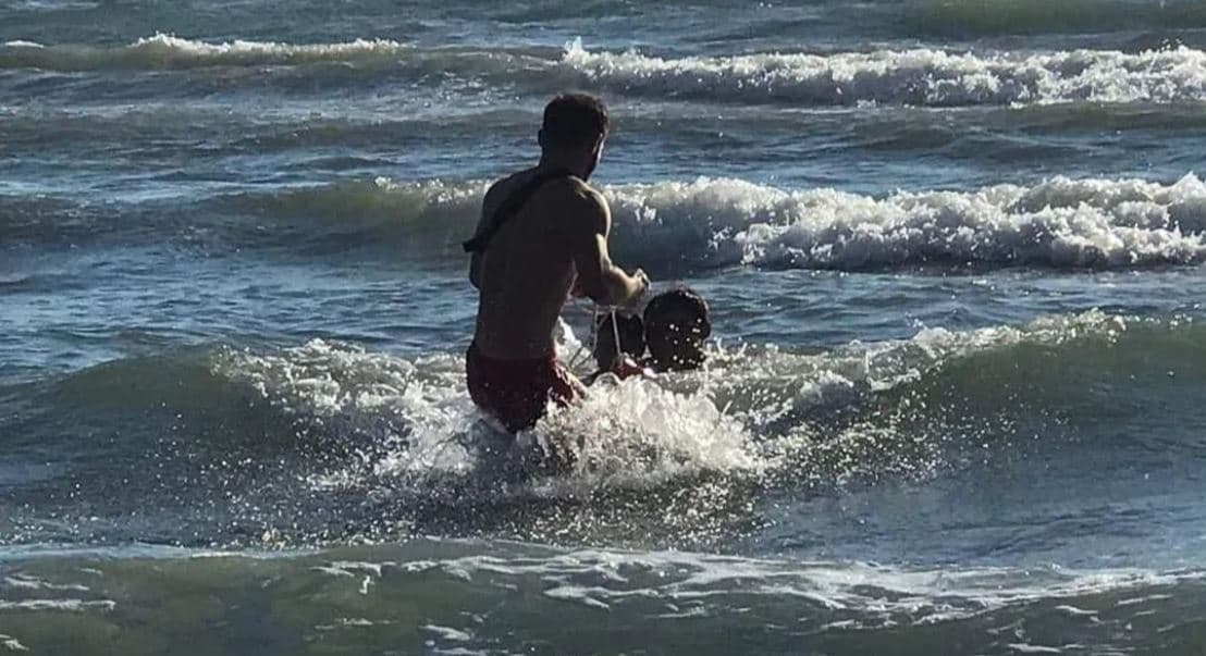 E rëndë në Kavajë, mbytet babai dhe dy djemtë e mitur në plazhin Vilë-Boshtovë