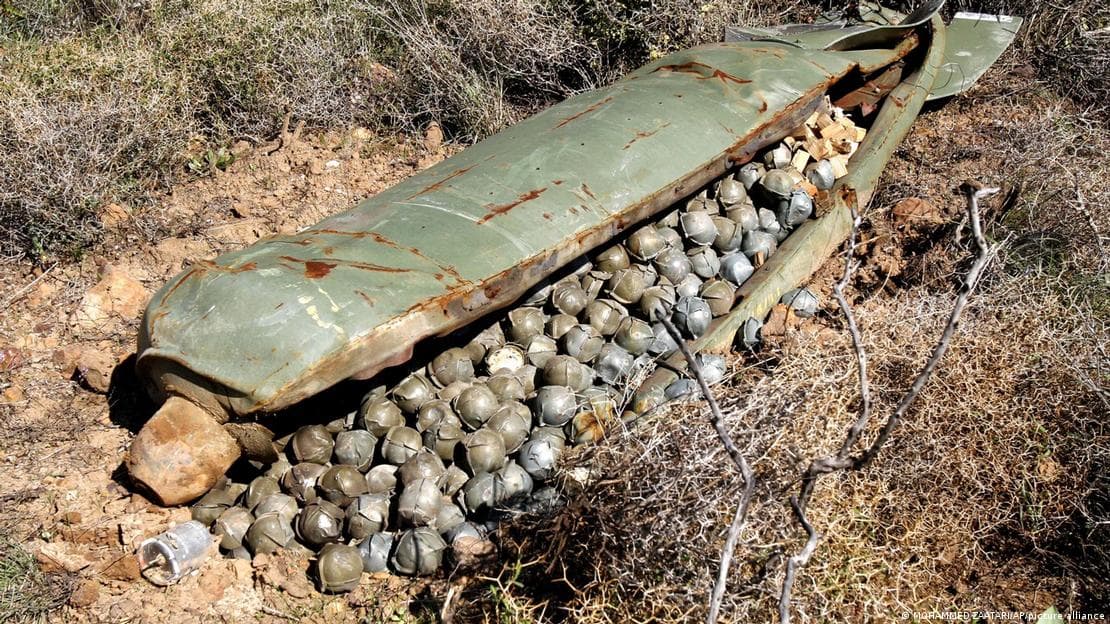 Kina: Vendimi i SHBA-ve për të furnizuar Ukrainën me bomba thërmuese, i papërgjegjshëm