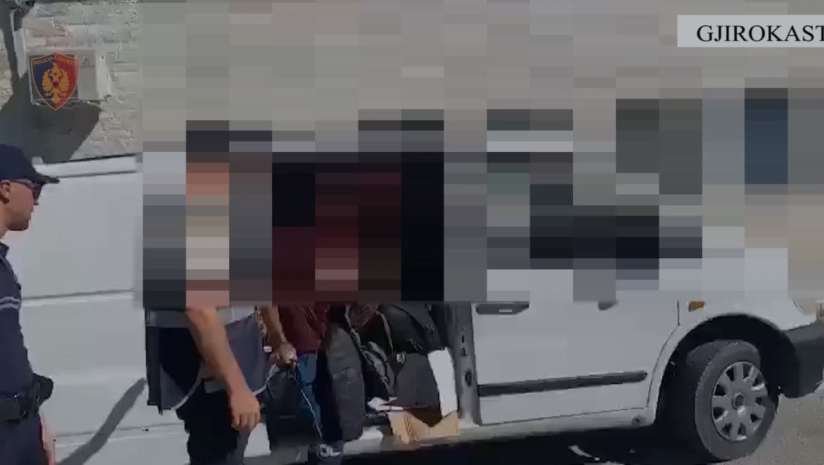 U kap në flagrancë duke transportuar 13 emigrantë të paligjshëm, arrestohet 19-vjeçari në Gjirokastër 