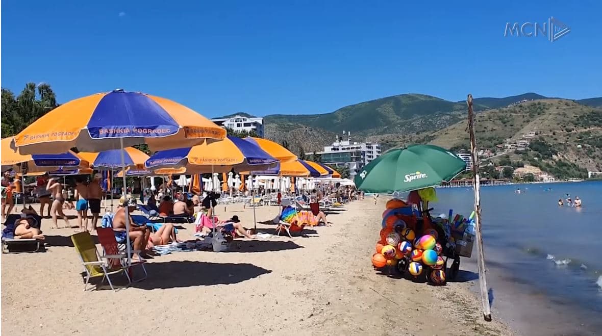 Plazh në liqenin e Pogradecit. Pushuesit: Ka klimë të mirë dhe çmime të arsyeshme (VIDEO)