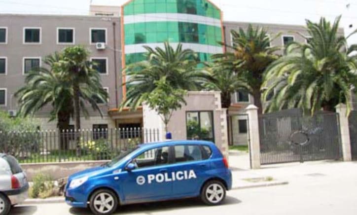 Vidhte në mënyrë të përsëritur në banesa, sende dhe bizhuteri me vlerë, kapet  42-vjeçari në Durrës