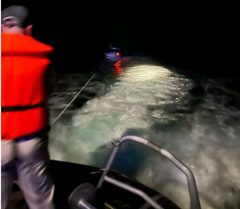 Mjeti lundrues pëson avari në det, Roja Bregdetare ndërhyn dhe e nxjerr në breg