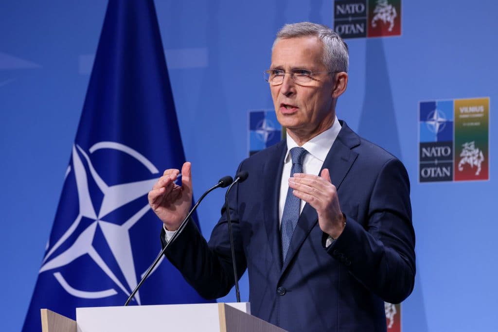 Stoltenberg, i gatshëm të takohet me Vuçiçin