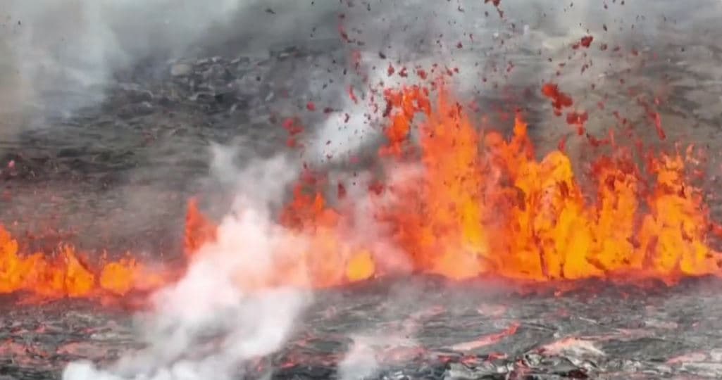 Shpërthen vullkani pranë aeroportit më të madh të Islandës (VIDEO)