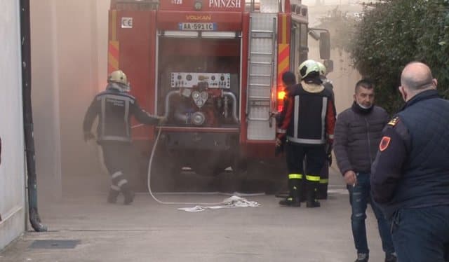 Zjarri përfshin një banesë në Elbasan
