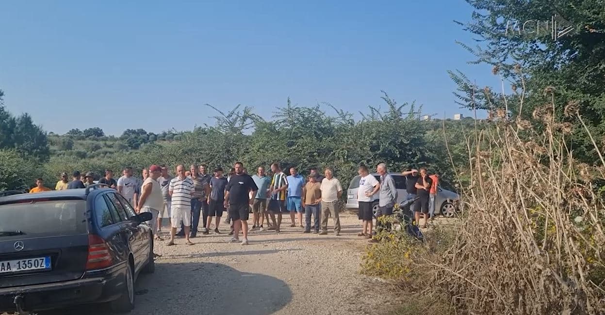 Bashkitë derdhin mbetjet në fushat e Divjakës/ Nuk punon inceneratori në Fier, protestojnë banorët e zonës  (VIDEO)