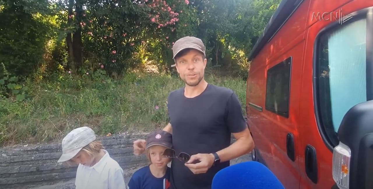 Parkim “i kripur” në Gjirokastër/ Turistët: I lëmë mjetet në rrugë (VIDEO)