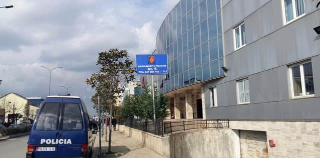 Grabiti mjete pune në disa biznese/ Arrestohet 31-vjeçari në Kamzë