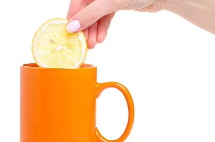  Një filxhan me ujë të nxehtë dhe limon i dëmshëm për dhëmbët dhe nuk përmirëson as tretjen