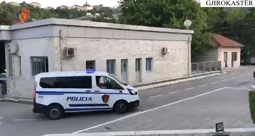 U kap duke transportuar 14 emigrantë të paligjshëm, arrestohet në Gjirokastër 31-vjeçari nga Kosova