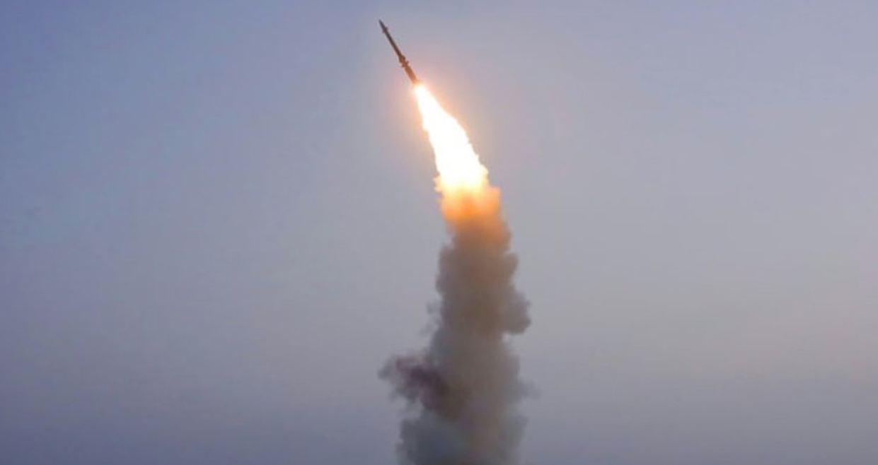 Koreja e Veriut teston lëshimin e një rakete balistike ndërkontinentale me lëndë djegëse të ngurtë
