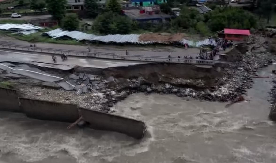 Përmbytjet në Indi, pamjet nga droni tregojnë autostradën e përpirë nga vërshimi i lumit (VIDEO)