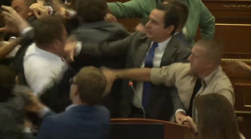 Kaos në Kuvendin e Kosovës/ Sulmohet kryeministri Kurti, deputetët përleshen me grushte 