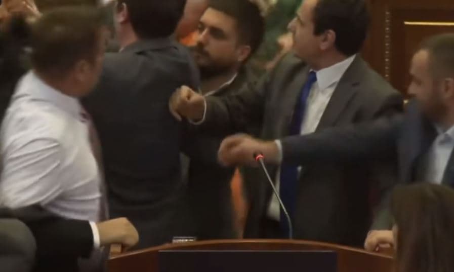 Përplasjet fizike në parlamentin e Kosovës, Rama: Turp që vetëm dëm i bën vendit