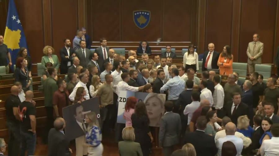Sërish tension në Kuvendin e Kosovës, opozita hedh shishe uji në drejtim të kryetarit