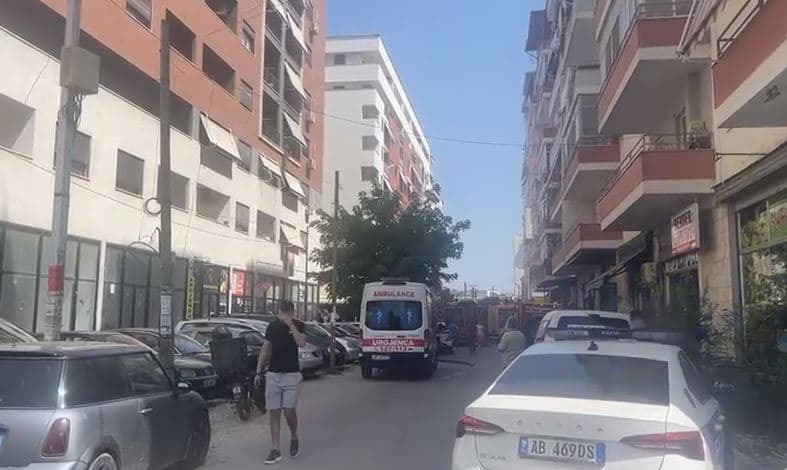 Zjarri në Astir/ Djali me probleme mendore i vuri flakën makinës së babait pas sherrit me të
