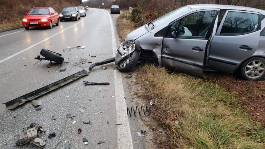 Shoferi humb kontrollin e mjetit dhe përplaset me bordurën, plagoset 45-vjeçari 