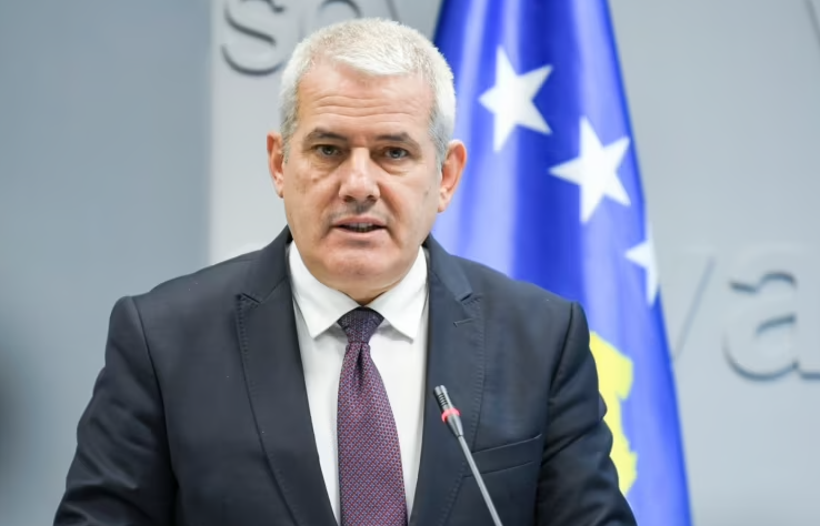 Sveçla: Vuçiçi po e humb betejën me Kurtin, prandaj po i kthehet luftës hibride