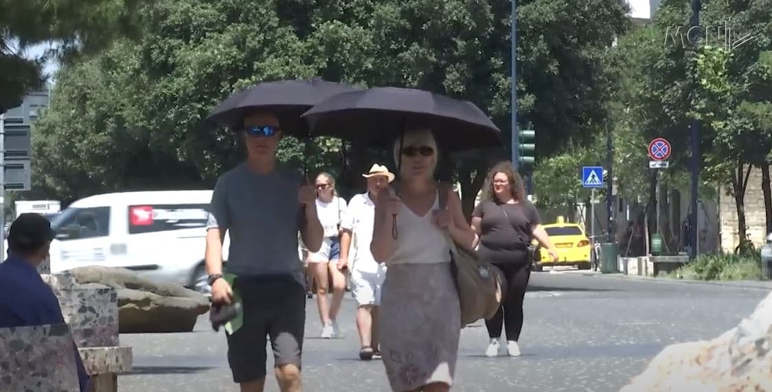 Temperatura përvëluese në Tiranë/ Sheshi “Skënderbej” i vetmi vend me shatërvan