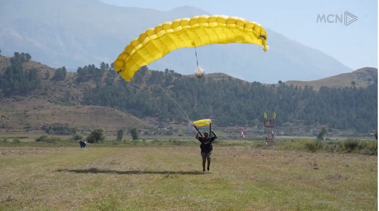 200 metra mbi Gjirokastër/ Organizohet “Sky diving Albania”, marrin pjesë 50 parashutistë (VIDEO)