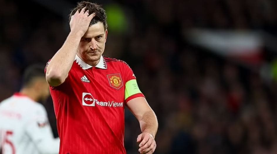 Mbrojtësit Maguire i hiqet shiriti i kapitenit te Manchester United