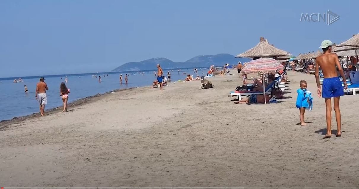 S’ka plazhe publike për qytetarët/ Vlorë, 90 % e vijës bregdetare e zaptuar nga privati (VIDEO)