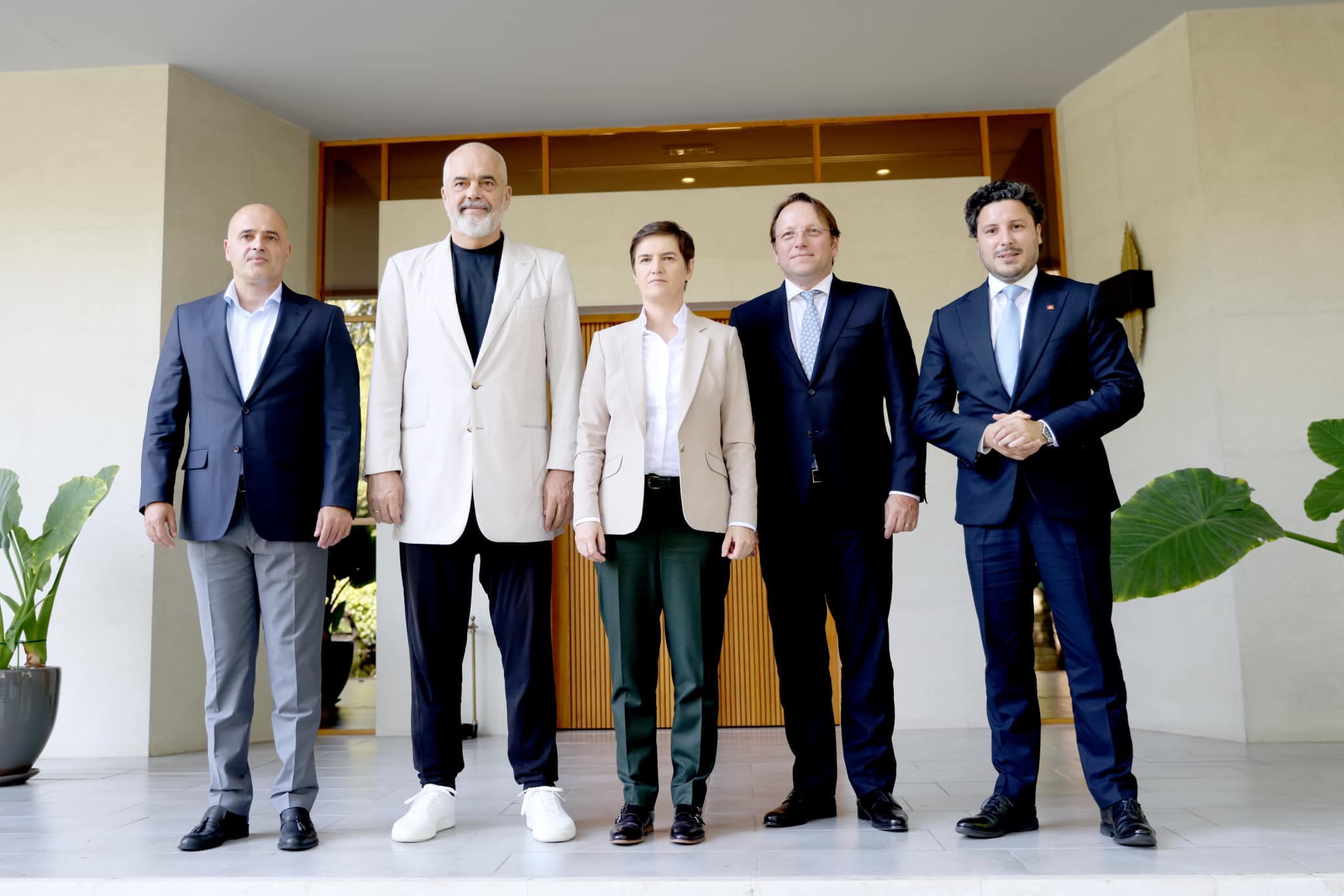 Përfundon takimi i Ramës me udhëheqësit e Ballkanit Perëndimor dhe Varhelyi-n