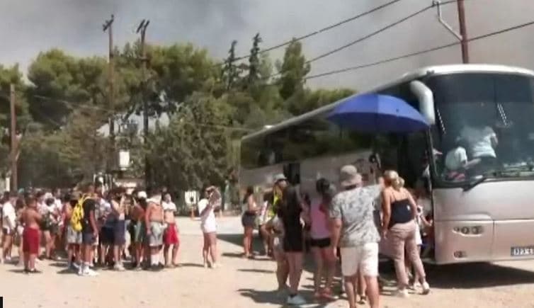 Zjarret në Greqi, evakuohen 1200 fëmijë nga kampi veror