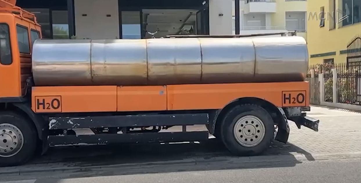 Turizëm pa ujë në Shëngjin/ Familjarë dhe biznese e blejnë në autobotë (VIDEO)