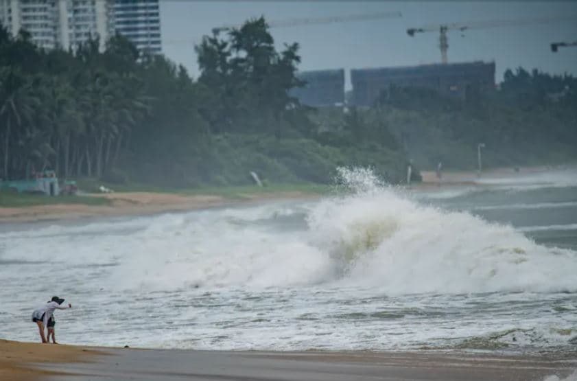 Stuhia tropikale Talim në Vietnam, 30 mijë të evakuuar dhe aeroporte të mbyllura