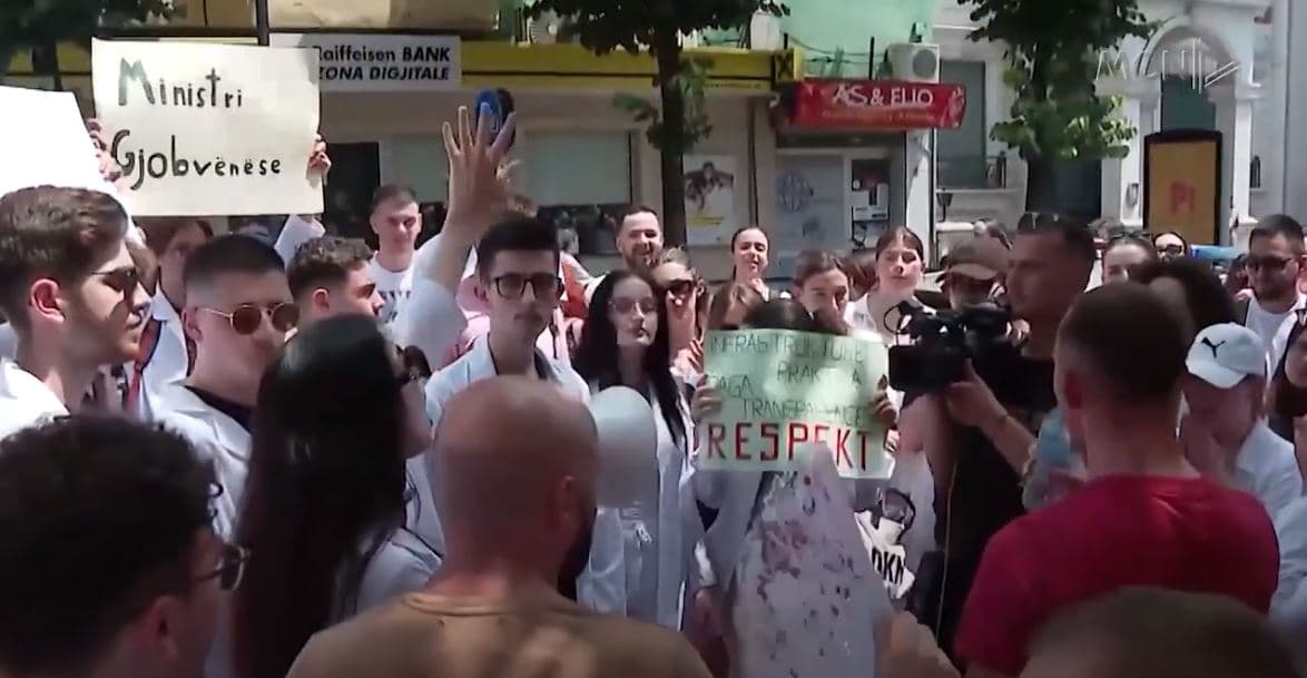 Studentët përplasen me deputetët/ Kërcënojnë qeverinë: Bojkotojmë vitin akademik