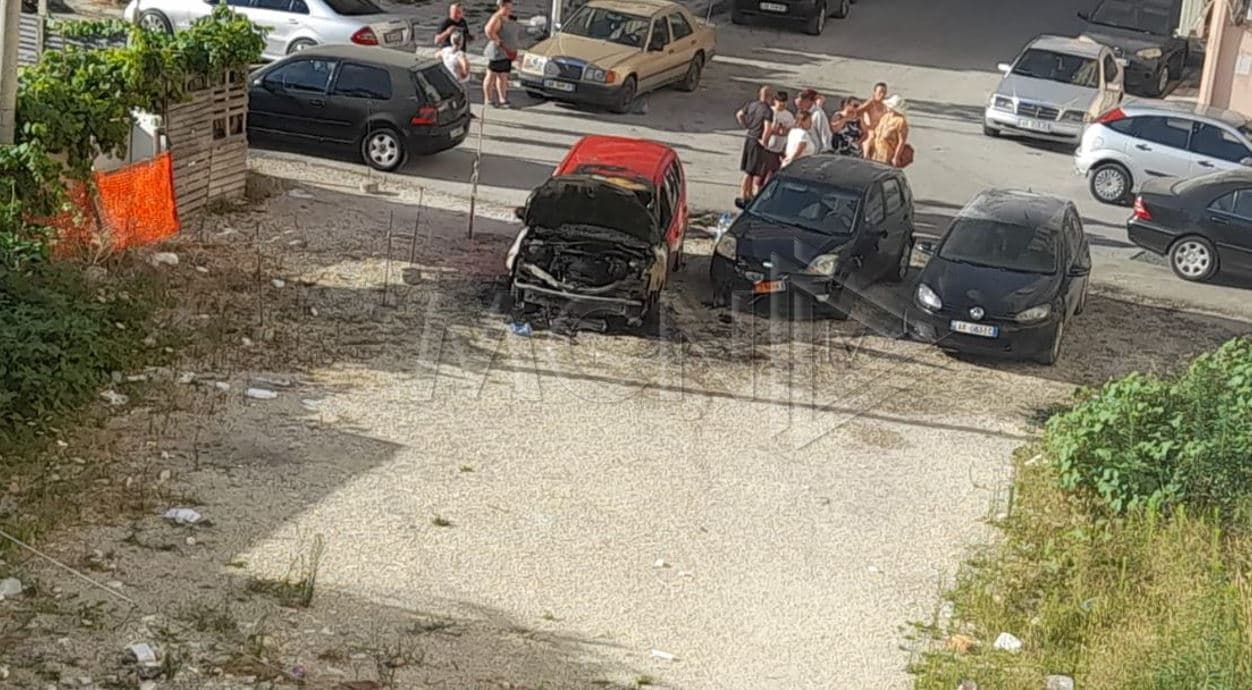  Digjen gjatë natës tre makina në Vlorë, zjarri dyshohet i qëllimshëm