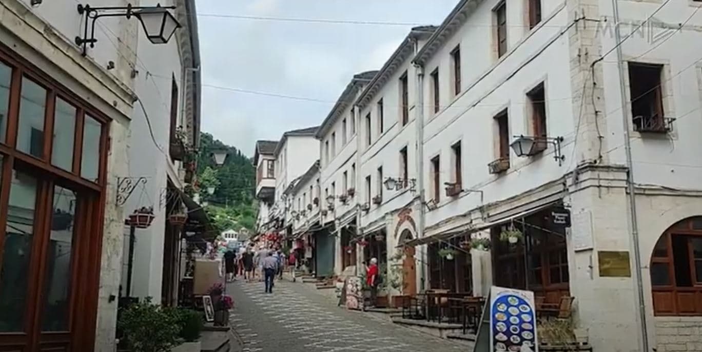 Gjirokastër, kyçen banjot publike/ Turistët: Duhet të paguajmë për nevojat personale (VIDEO)