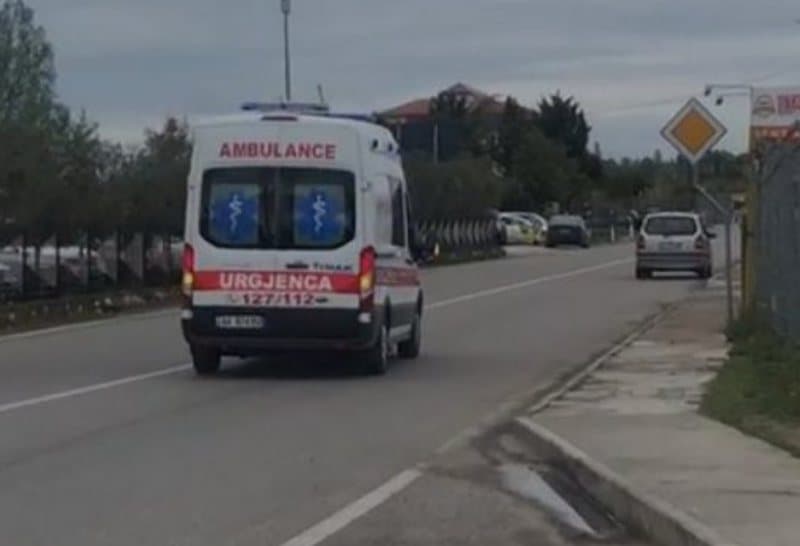 Makina përplaset me motorin në Ersekë, një i plagosur