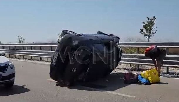 Fier/ Makina përmbyset në mes të autostradës, plagosen babë e bir