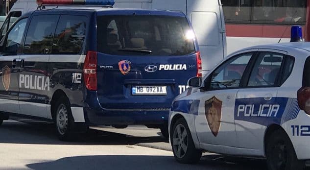 Babrru/ 13-vjeçari gjendet i pajetë brenda makinës në garazh