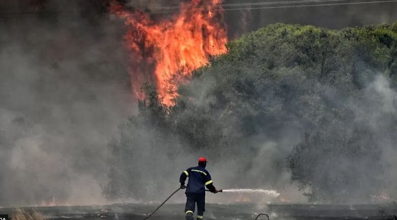 Intensifikohen zjarret në Greqi ndërsa temperaturat vijojnë të rriten