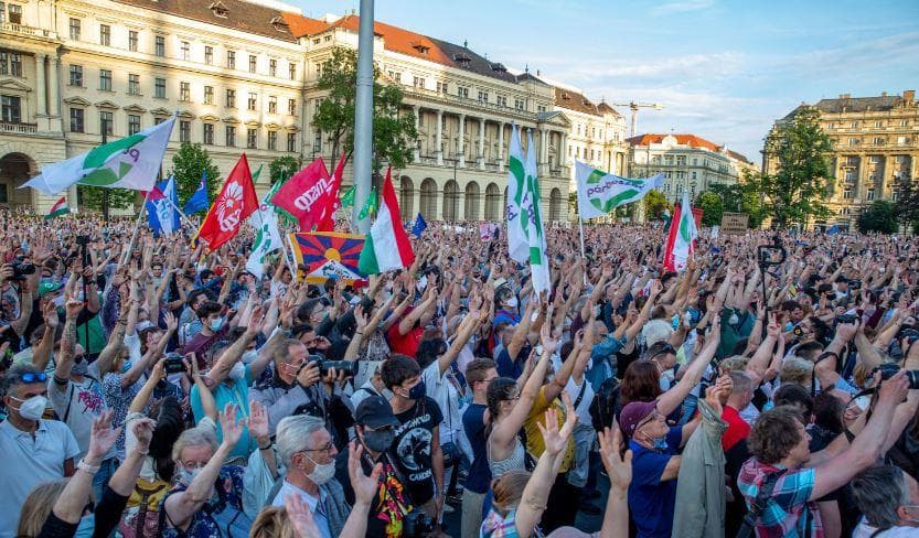 Mësuesit në protesta masive, Hungaria u heq statusin e nëpunësit publik